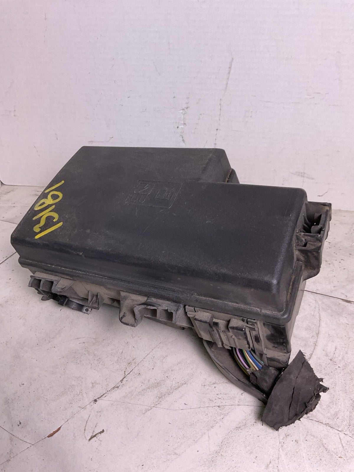 Engine Fuse Box FORD MUSTANG 21 22 230